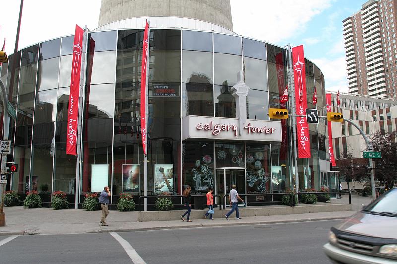 Eingang zum Calgary Tower.jpg